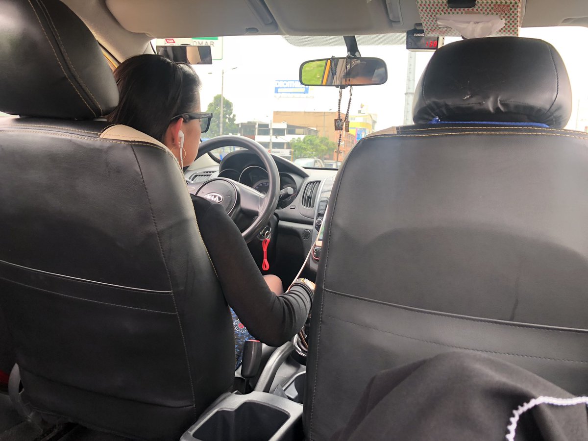 juliherrerap's tweet photo. Holaaaa👋🏼
Abordé un taxi y adivinen qué?😳
Era una mujer la que manejaba😳
Y adivinen qué? 
Condujo: DIVINO😍. Hablamos delicioso😁, escuchamos música espectacular🤗
Me sentí segura, tranquila, confiada 
Gracias Carolina! 
Son buenas historias y hay q contarlas 
#MujeresAlVolante https://t.co/dhNAQBdBrv