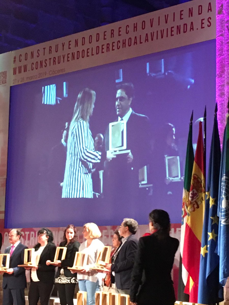 Reconocimiento del <a href="/CongresoVvda/">Congreso Construyendo el Derecho a la Vivienda</a> al <a href="/aparejadorescc/">AparejadoresCáceres</a> , recogido por su presidente Diego Salas. Los #Aparejadores #ArquitectosTécnicos a favor de la accesibilidad en las viviendas. #conectAT <a href="/CGATEsp/">CGATEsp</a> <a href="/ArquiExt_COADE/">Colegio Oficial de Arquitectos de Extremadura</a>