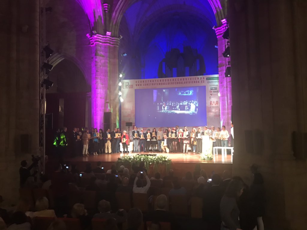 Foto de familia de los premiados del #CongresoDerechoVivienda