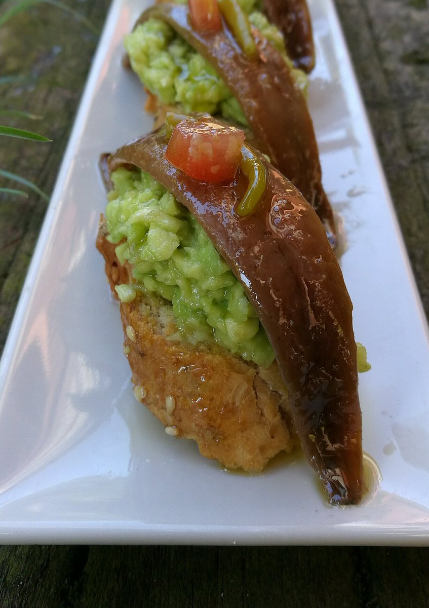 Nos encanta la combinación de Aguacate con #anchoa y esta es nuestra propuesta.#anchogourmet #bruschetta #pincho.