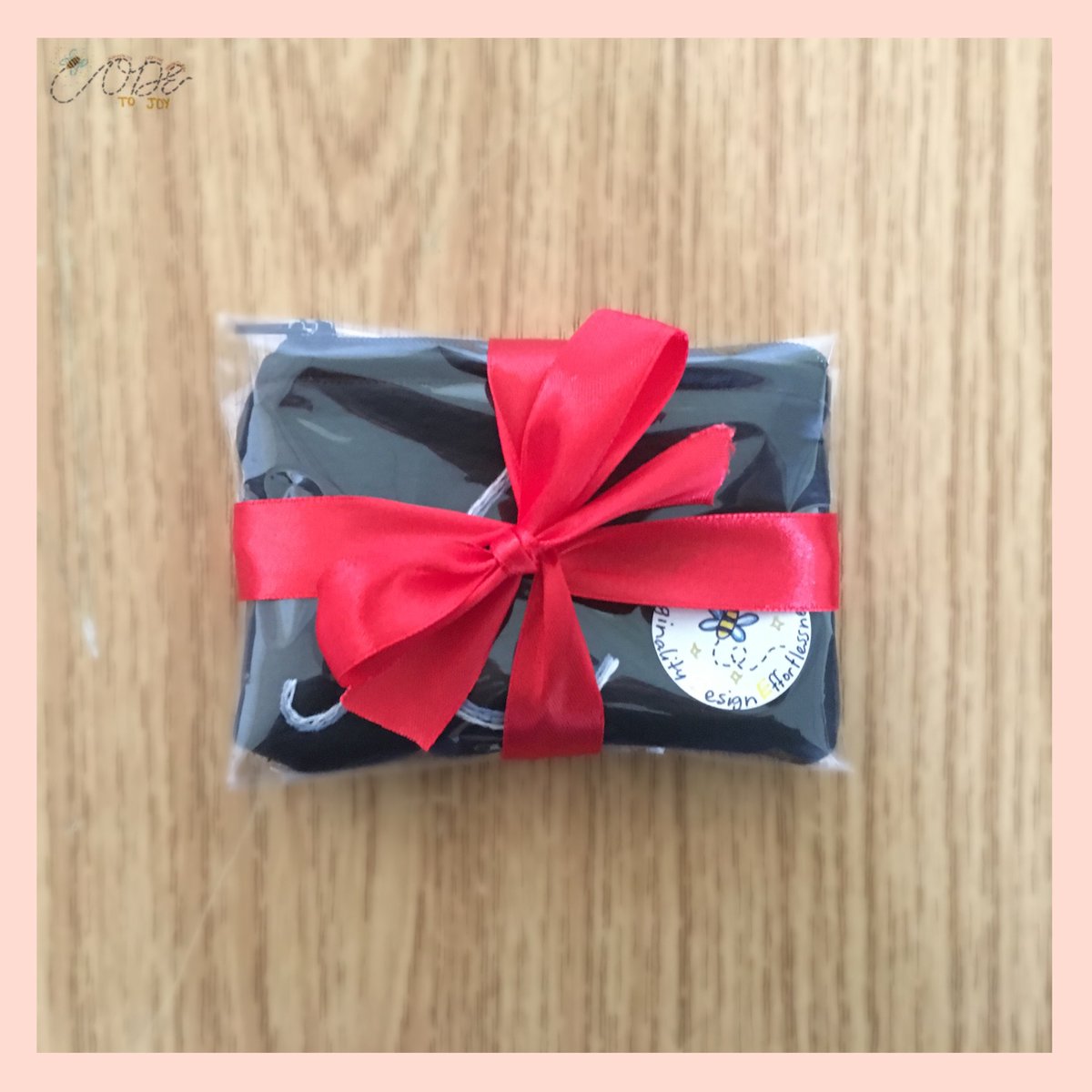ODEToJoy14's tweet photo. Our wallets are fit for a gift ! 🎁

~
~
~
#minicompany #studententerprise #handmade #wallets #purses #embroidery #design #craft #business #local #fabric #sewing #dublin #ireland https://t.co/Pd0lWZ28yB