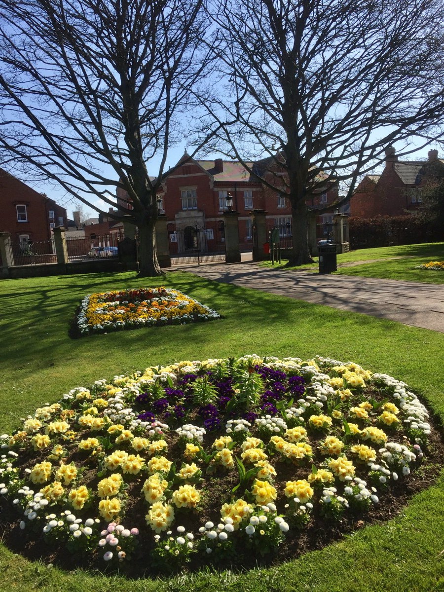 kings_old's tweet photo. The sun has mostly certainly got his hat on today 🌞 How could you not walk around Retford's award winning Kings Park with its Rose Garden, bowling green and flowing River Idle!

Views like this can be seen from our rooms at the Kings Park Hotel 😊

#KingsParkRetford #LoveRetford https://t.co/kWJ2nTlxV5