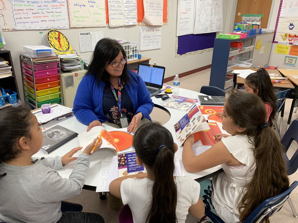 NavarroLISD's tweet photo. ¡Lectura guiada con la Señora Castillo-Vera! ¡Que emoción! 😁👍🏼 #NavProud #LockharLeading https://t.co/qn0F7KVjiz