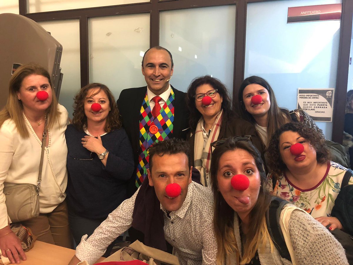 salescordoba's tweet photo. En el día de ayer, las seños de #Infantil y los profes de #Secundaria asistieron a la formación “Educar con amor y humor”. En ella se destacó la importancia de educar personas felices para que se conviertan en buenas personas. #EducarAmorHumor https://t.co/wfWRH392B3