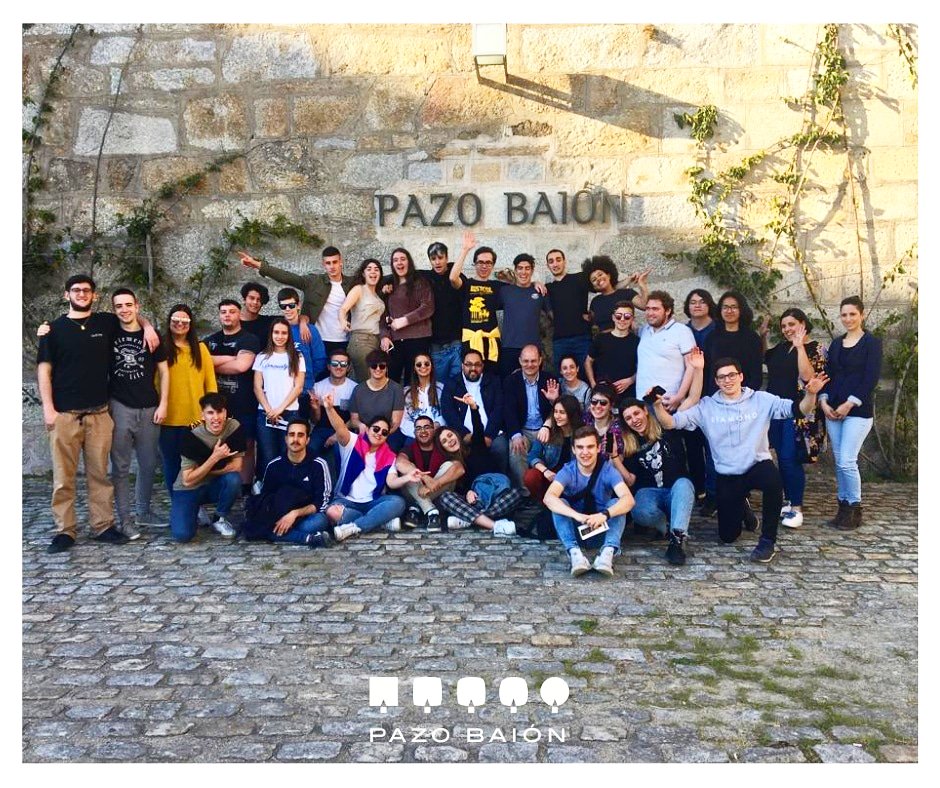 PazoBaion's tweet image. Un año más hemos recibido en #PazoBaión a los alumnos de la #BasqueCulinaryCenter que no han querido dejar pasar la oportunidad de visitarnos y disfrutar de una jornada de #enoturismo en la finca a su paso por #RíasBaixas. ¡Gracias por vuestra visita y entusiasmo! 😊🥂