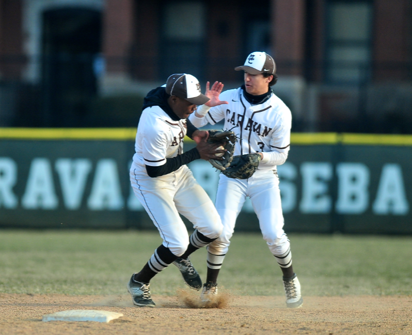 Tim_OBrien10's tweet photo. Yeah, you're good, but are you Mount Carmel 2B Tony Livermore smmmmmoothly avoiding the collision and nonchalantly floating away good? Yeah, didn't think so. #DisappearingGlove

https://t.co/BhSSAkJZVe https://t.co/sDqpmjA4CB