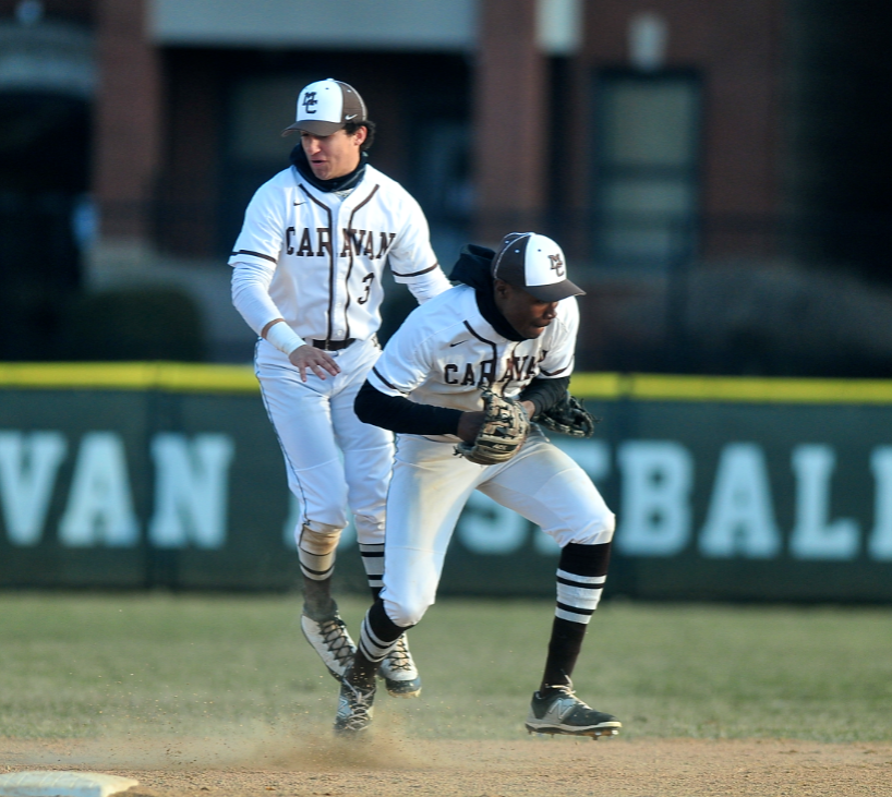 Tim_OBrien10's tweet photo. Yeah, you're good, but are you Mount Carmel 2B Tony Livermore smmmmmoothly avoiding the collision and nonchalantly floating away good? Yeah, didn't think so. #DisappearingGlove

https://t.co/BhSSAkJZVe https://t.co/sDqpmjA4CB