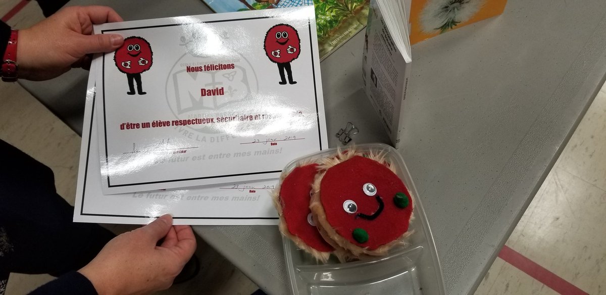 MariusEcole's tweet photo. Notre système de renforcement positif à l'école...  Des certificats et des macarons préparés par nos élèves du module sont remis aux élèves lors des rassemblements ! Bravo à toute l'équipe ! https://t.co/BEwGALO07a