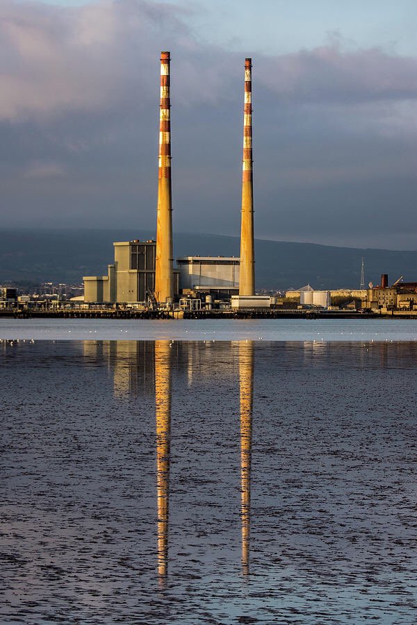 Interesting discussion from tonight’s @drivetimerte about the future of the Poolbeg chimneys. Idea of making them a tourist attraction is a nice one... but sounds like a pipe dream. Worth a listen! cdn.rasset.ie/manifest/audio…