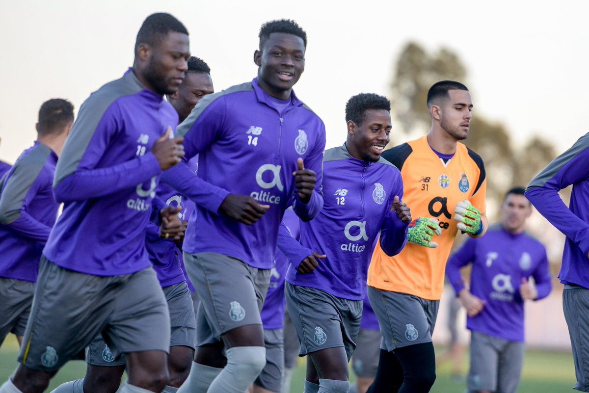 NBFootball's tweet photo. 🔵 ⚪ 💪 Preparing for Saturday.

#BornForSuccess #NBFootball @FCPorto https://t.co/AScn3QGroo