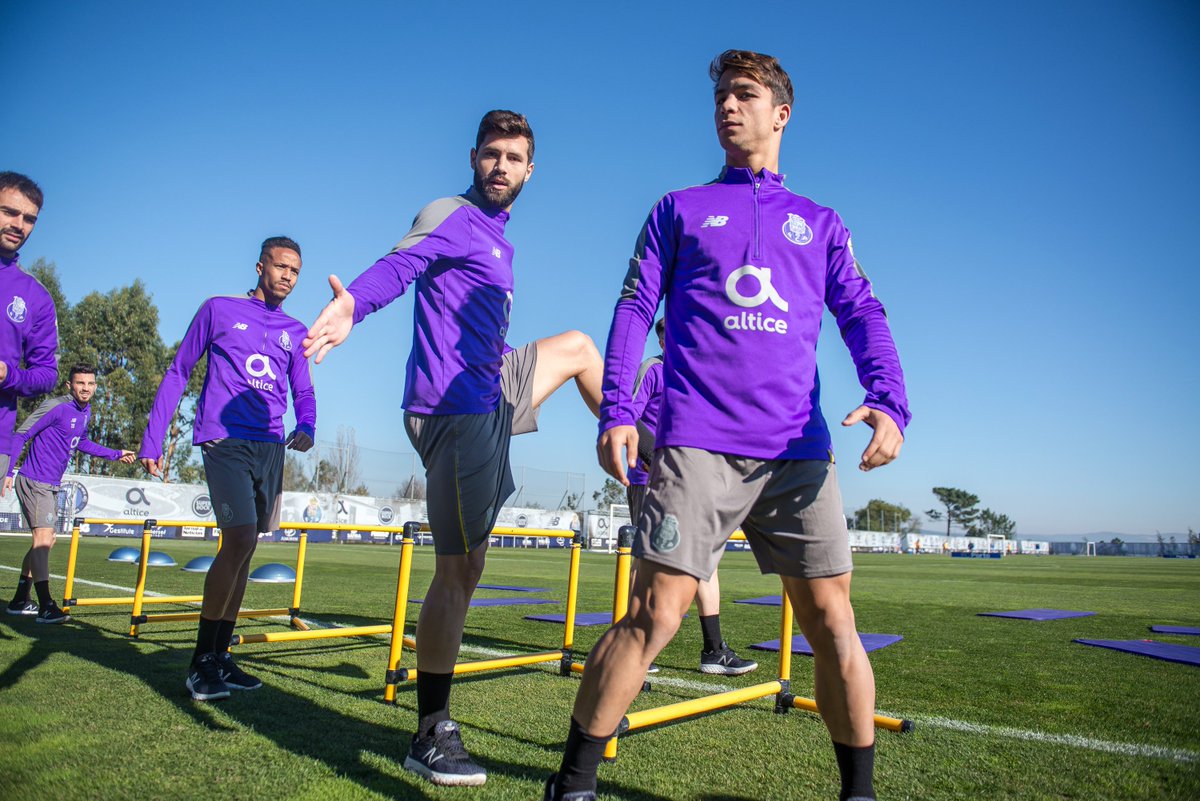 NBFootball's tweet photo. 🔵 ⚪ 💪 Preparing for Saturday.

#BornForSuccess #NBFootball @FCPorto https://t.co/AScn3QGroo