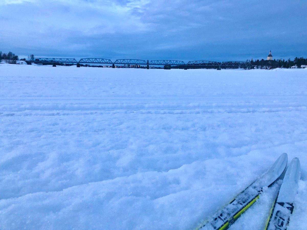 Sofize's tweet photo. Taas kerran sitä mietin, että liekö maailmassa kovin monta muuta rajajokea, jonka voit vapaasti ylittää hiihtämällä ja vaihtaa samalla aikavyöhykettä ja valtiota, täysin vapaasti ja kenenkään asiaan puuttumatta ☺️ #tornionjoki #rajajoki #lappi #murtsikka #paremmatladutruotsissa https://t.co/0hBow1qmkv