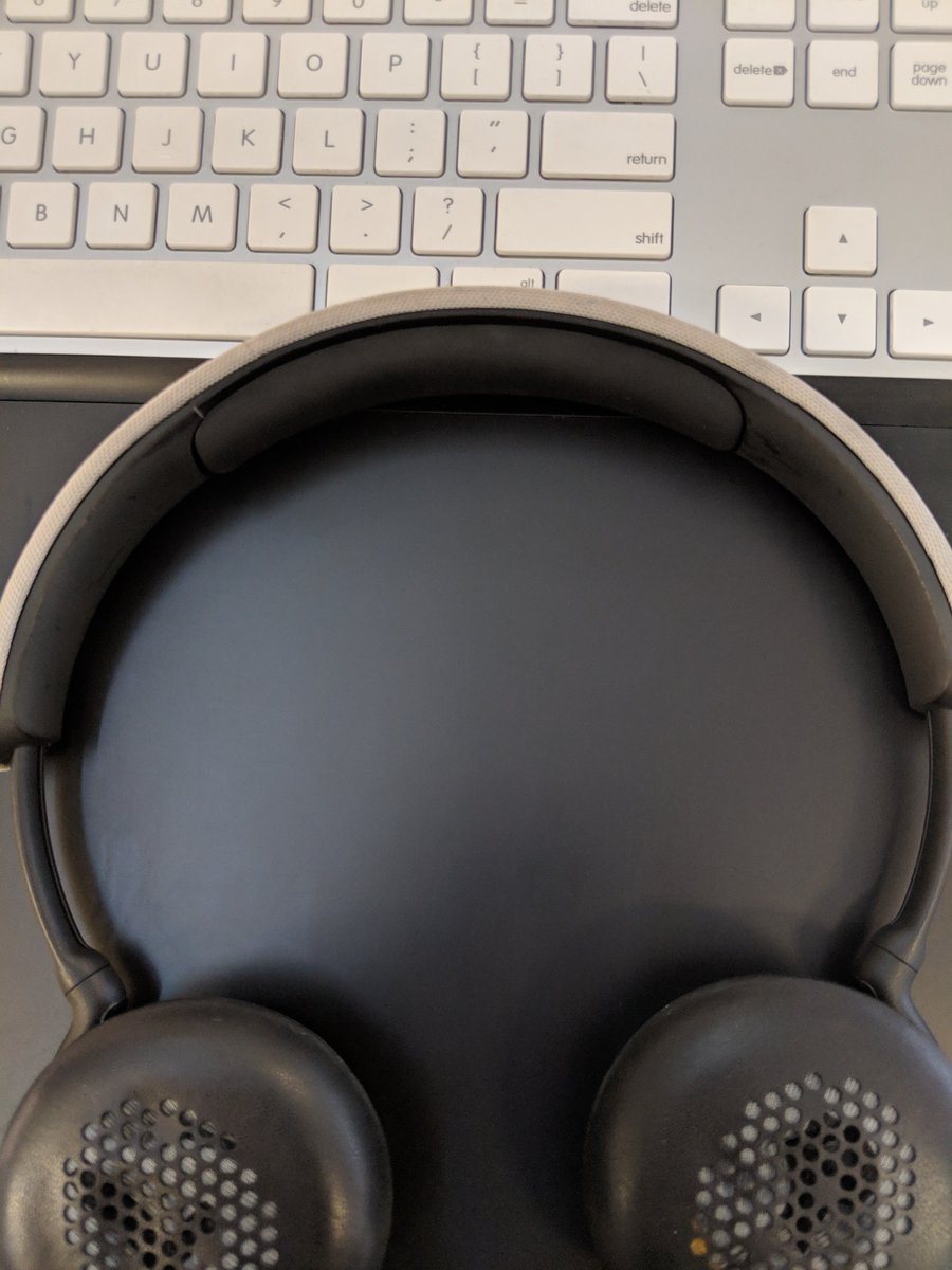 longboardism's tweet photo. @BangOlufsen This shouldn't just snap when I remove my headphones. My head ain't that big. Really disappointed in the quality. Obvious weak point and a  #designflaw #Beoplayh2 https://t.co/jb0b97Vbjq