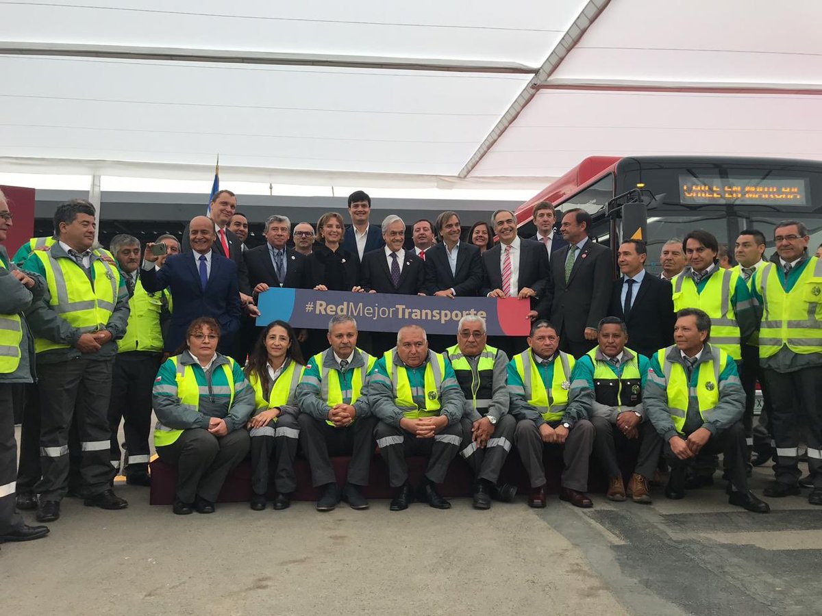 ENGIEChile's tweet photo. Nuestro CEO @axel_leveque junto al Presidente @sebastianpinera inaugurando el electroterminal con mayor potencia de Latinoamérica #RedMejorTransporte 🚌⚡️🇨🇱 https://t.co/coXU4smT7Z