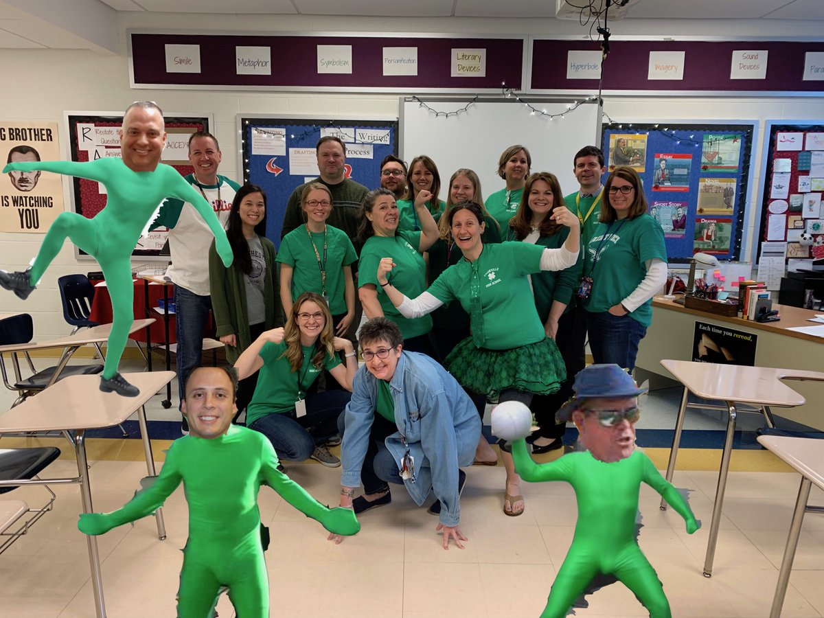 Amy_Ahart's tweet photo. Hey, @MrConleyUHS ! English--plus @Aula141--is turning green today! Excited for #RunForOurSons ! https://t.co/AmZFUcQLq4