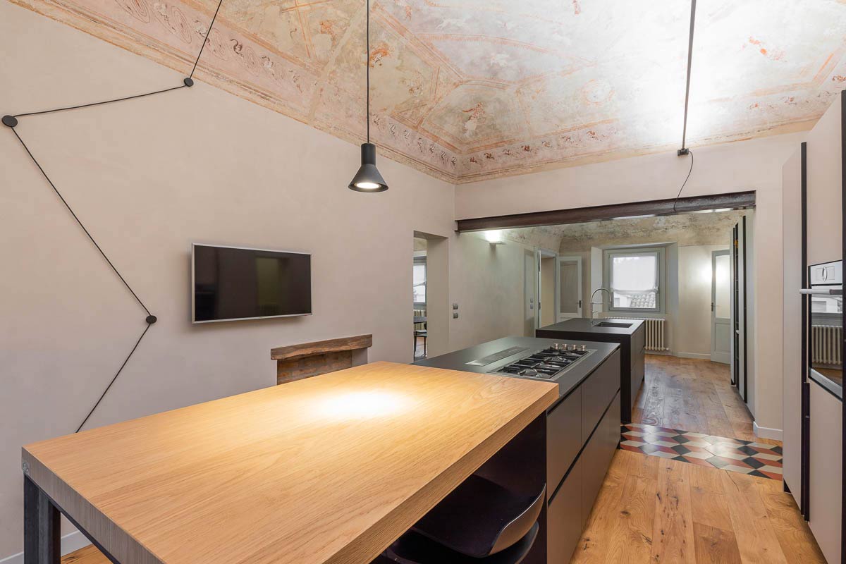 Interno "Opera": un #progetto in cui abbiamo mescolato stili ed epoche differenti; un #interno ornato da cementine e colorate decorazioni ottocentesche fa da cornice ad un #arredamento monocromatico e lineare.
Per maggiori info:
pialorsiws.it/opera/
#pialorsiinteriorworkshop