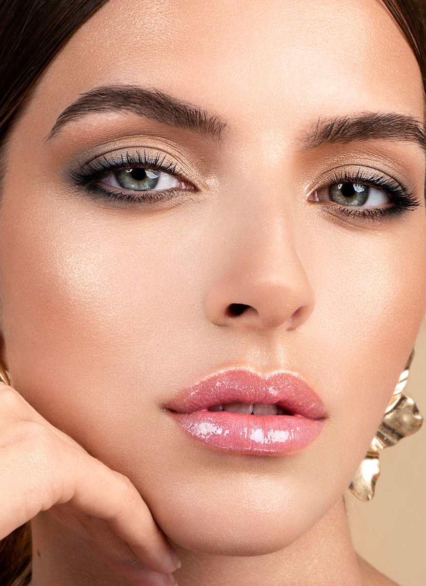 ARTDECObeauty's tweet photo. when you're having a great makeup day😍✨ #ArtDecoBeauty⁣
#Foundation - High Performance Lifting Foundation⁣
#Mascara - All-In-One Mascara⁣
#Brows  - Eyebrow Designer Pencil⁣
#Eyeliner - Waterproof Soft Liner⁣
#Lips - Hot Chili Lip Booster⁣ https://t.co/jZp38c32jl