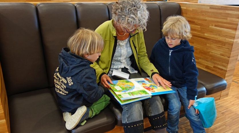 Nanearlyyears's tweet photo. Learn how to build language, thinking and social skills in your little one with this awesome short Zero to Three Video: Development From Birth to 12 Months Old: Forming a Trusting Bond to Nurture Learning. https://t.co/04pvlKuOgI https://t.co/oyspFHqH1Y
