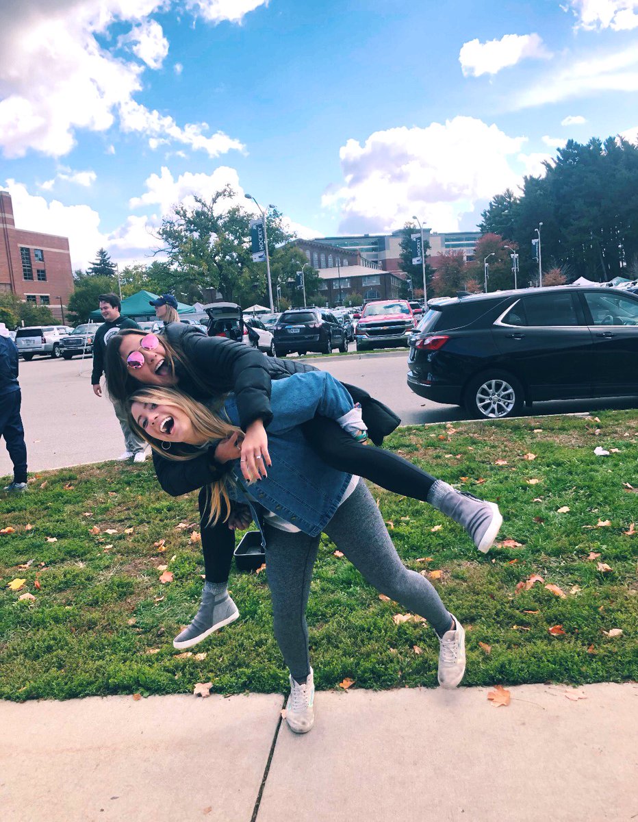 emmamurlick's tweet photo. happy birthday🥰  @domiamato6 so happy i got to celebrate with you in punta!! thanks for all the mems &amp; good times, can’t wait for many more! love you lots💖💕 #ganus #bluetruck #chris https://t.co/mU8UiXXeLa