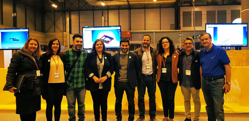 CEFIRE_FP_ERE's tweet photo. Els nostres companys caps d'equip #spainskills2019. Des d'ací tot el nostre suport pel seu gran treball a tot l'equip coordinador que fa possible aquesta competició. Gràcies companys. @CefireFP_EAE @GVAeducacio @VicentMarza @MarinaDGFPERE @DiAnonadada @mlafuente028l https://t.co/qe4me03FzQ