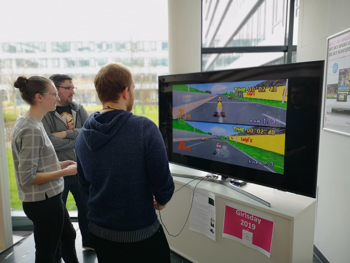 Philipp_TK's tweet photo. #ErlebenWasVerbindet Wer zusammen arbeitet kann auch in der Pause zusammen spielen #GirlsDay #Telekom Alternative für die #Telekomwall https://t.co/jTFmt9I36G