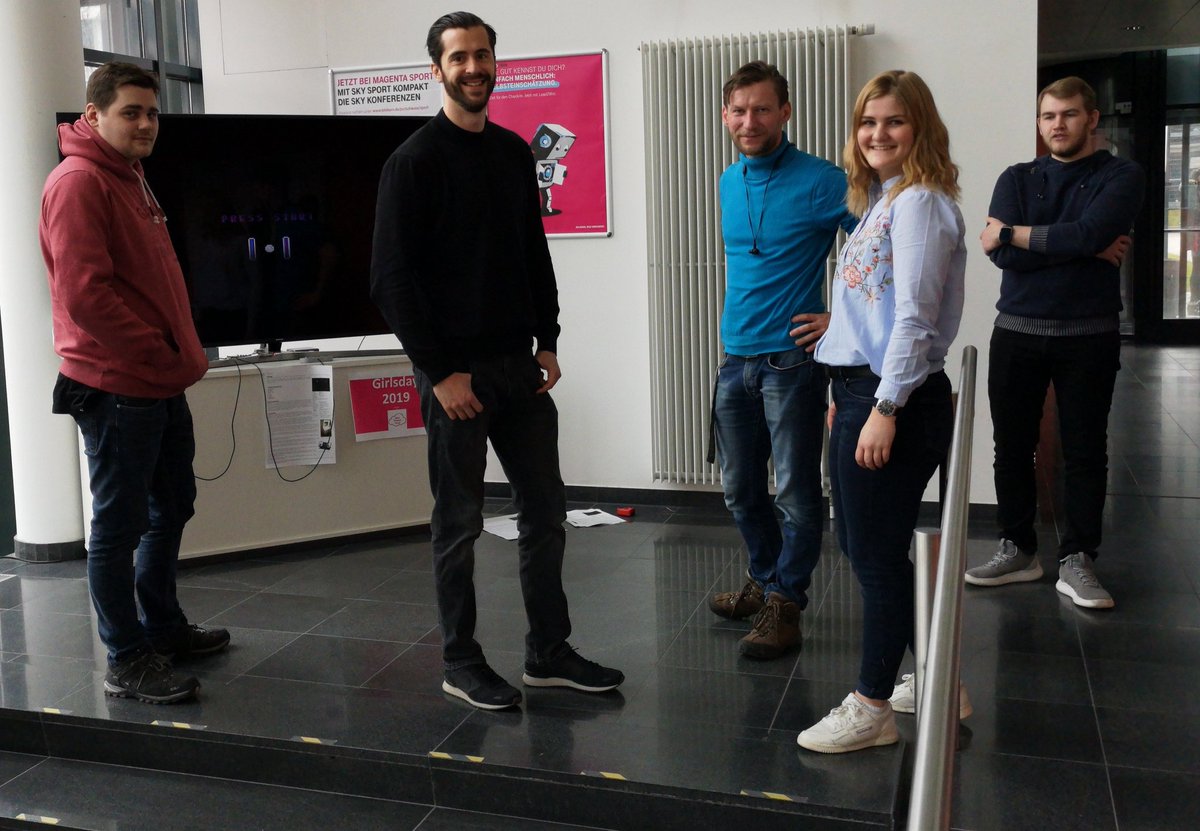 Philipp_TK's tweet photo. #ErlebenWasVerbindet Wer zusammen arbeitet kann auch in der Pause zusammen spielen #GirlsDay #Telekom Alternative für die #Telekomwall https://t.co/jTFmt9I36G