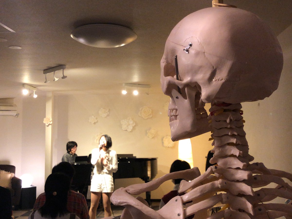 ssmusicschool's tweet photo. お久しぶりです。
ヘンリーです💀🎀
今日はスタジオ内発表の見守りをしました。
ちゃんと私の場所までご用意頂け光栄です。
皆さん、ちゃんと日頃の成果を発揮されていました。
私もお仕事しがいがあります。

#ヘンリー君
#アシスタント
#私も歌いたい💀🎀
#STEPUPLive https://t.co/OBDXGS9PYg
