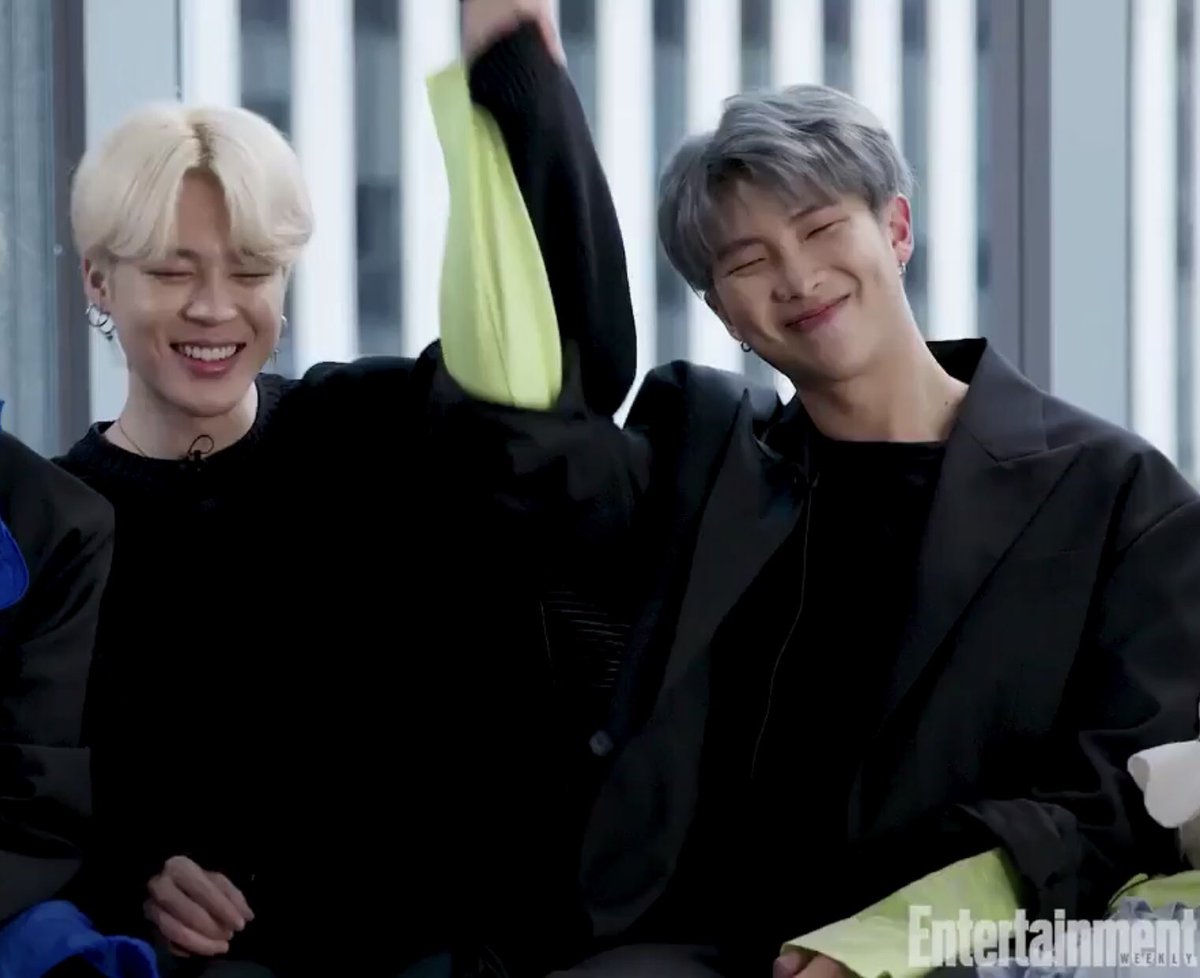 joonminbot's tweet photo. have you ever seen two people look so happy holding hands ( T_T)💔 https://t.co/ClFy0zu3xk