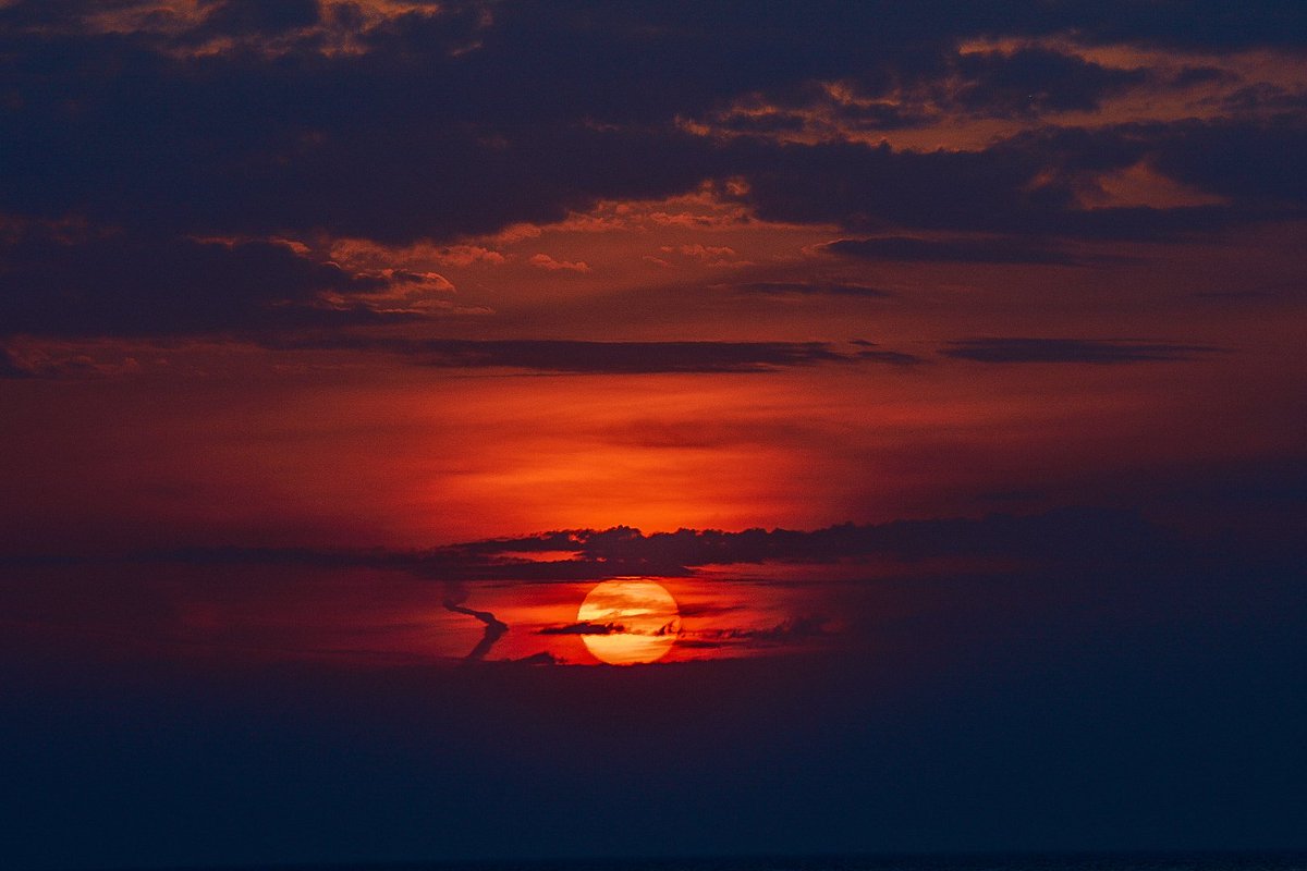 Rstowitts's tweet photo. Good morning Chicago it has risen #sunrise #lakemichigan #chicagoismycity #Chicago #thursdaymotivation #sunrisephoto #fosterbeach #Chicago #chicagoismycity #nikond7500 #nikond7500photo #nikond7500photography #chicagophotographer #chicagolife #chicagopride https://t.co/a7hT3rgzPy