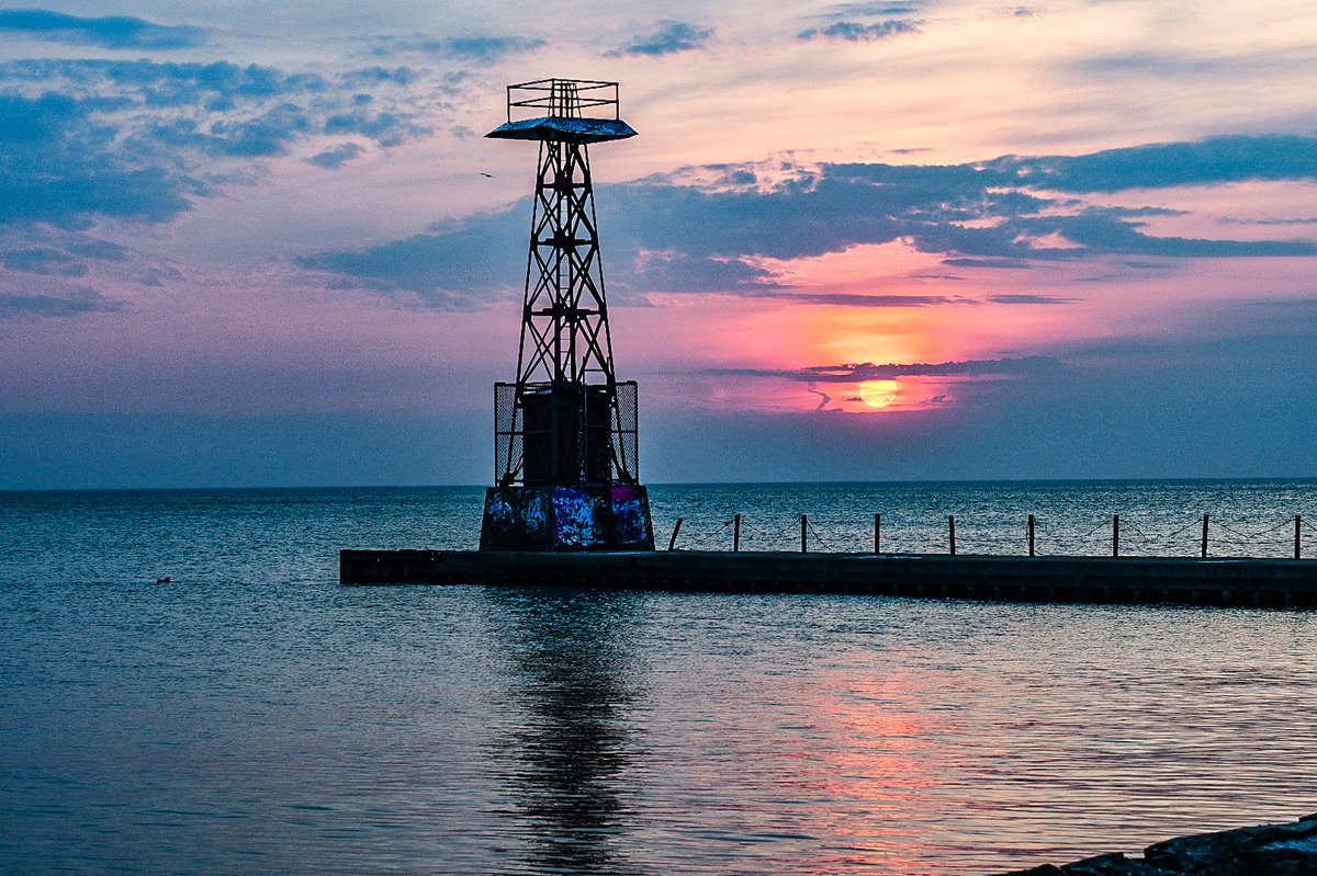 Rstowitts's tweet photo. Good morning Chicago it has risen #sunrise #lakemichigan #chicagoismycity #Chicago #thursdaymotivation #sunrisephoto #fosterbeach #Chicago #chicagoismycity #nikond7500 #nikond7500photo #nikond7500photography #chicagophotographer #chicagolife #chicagopride https://t.co/a7hT3rgzPy