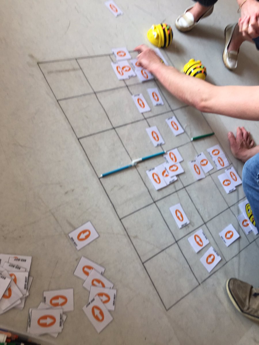 pierrickandre's tweet photo. Le suspense est à son comble. Les beebots vont-elles chacune prendre la place l’une de l���autre en traversant au même passage ? https://t.co/MwqYaD09Ev