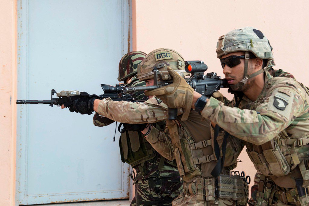 The_Black_Rats's tweet photo. #4RIFLES alongside @USArmy #75thCavRegt @101stAASLTDIV conduct joint operations in built-up areas (OBUA) with the Royal Moroccan Army during Exercise #AfricanLion19 in #Morocco. #BlackRats deliver training during the multinational exercise #DefenceEngagement #AF19 https://t.co/4AH2subLsQ