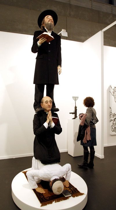Dmkt1's tweet image. This Statue Is In A Museum In Madrid , 🇪🇸

" The Christian , The Jew &amp;amp; The Muslim !"

A Jewish Tourist Was Complaining About The Statue !

He Was Asked : Why Are You Complaining ? You're Standing At The Top !

He Replied : Yes , But When Muslims Standup We Will Fall Into Pieces !