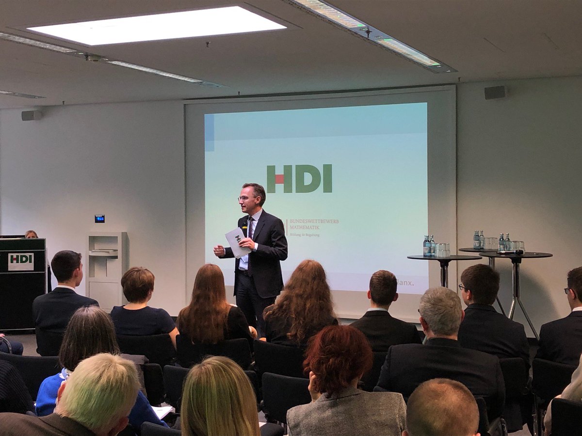 talanx's tweet photo. Der Festakt zur #Preisverleihung des Bundeswettbewerbs #Mathematik #BWM18 hat begonnen: Dr. Patrick Dahmen, #HDI, begrüßt die Preisträgerinnen und Preisträger mit großer Anerkennung für ihre Leidenschaft die hohe Kunst der Mathematik. https://t.co/iVHtPqrnoM