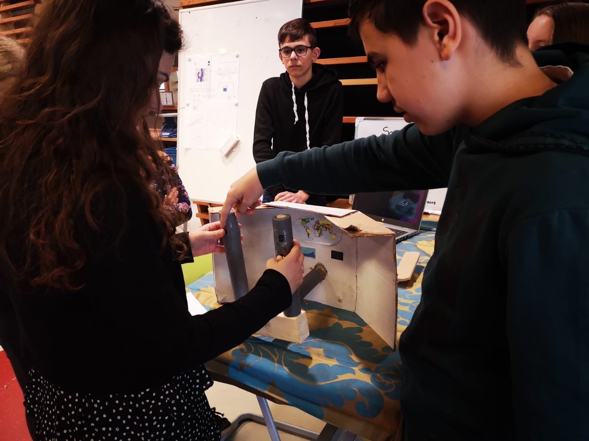 HANSolarboat's tweet photo. Vandaag het werk beoordeeld van studenten van het @Ulenhofcollege.
Deze werkten aan concepten voor het besturingssysteem van onze boot! Klasse werk geleverd!👏🏼😁 Er zitten een paar creatieve en bijzondere ideeën tussen.💡⛵️#hansolarboat #besturing #ulenhofcollege #Onderwijs https://t.co/MxJblHgNti