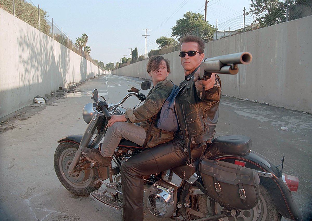 Terminator 2 (1991) <a href="/Stasera_in_TV/">StaseraInTV</a> Canale20 h. 21.00
Scrittura,effetti speciali e umorismo si mescolano con straordinario equilibrio,T2 porta il genere azione–fantascienza a nuovi livelli,avvalendosi di una serie di sequenze spettacolari combinate ad effetti speciali sbalorditivi
