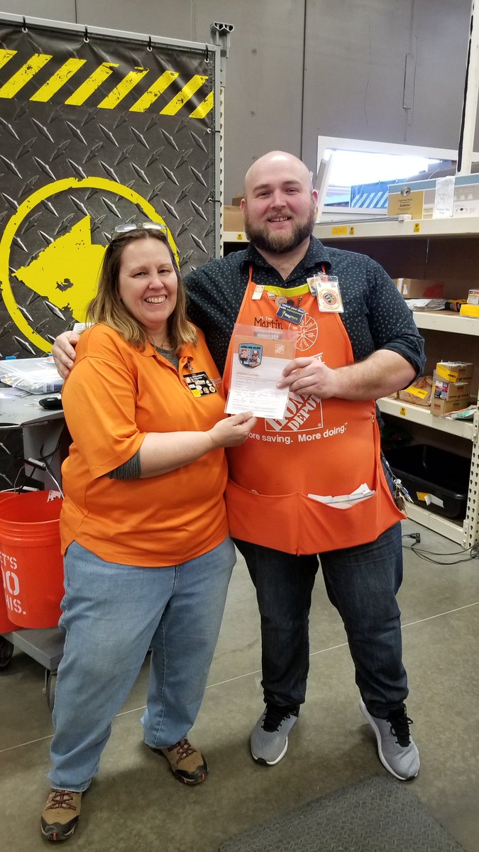 JBrown4187's tweet photo. AWESOME job Mary for your OUTSTANDING partnership and living our values! @THDMartHarrison recognizing Mary on the MET team in #4187 
@EMHDstore4187 @cveight2 @GusT_THD @cOrapaLLo @mignonette97 @TBrownD95 https://t.co/vvuOYBXGqw