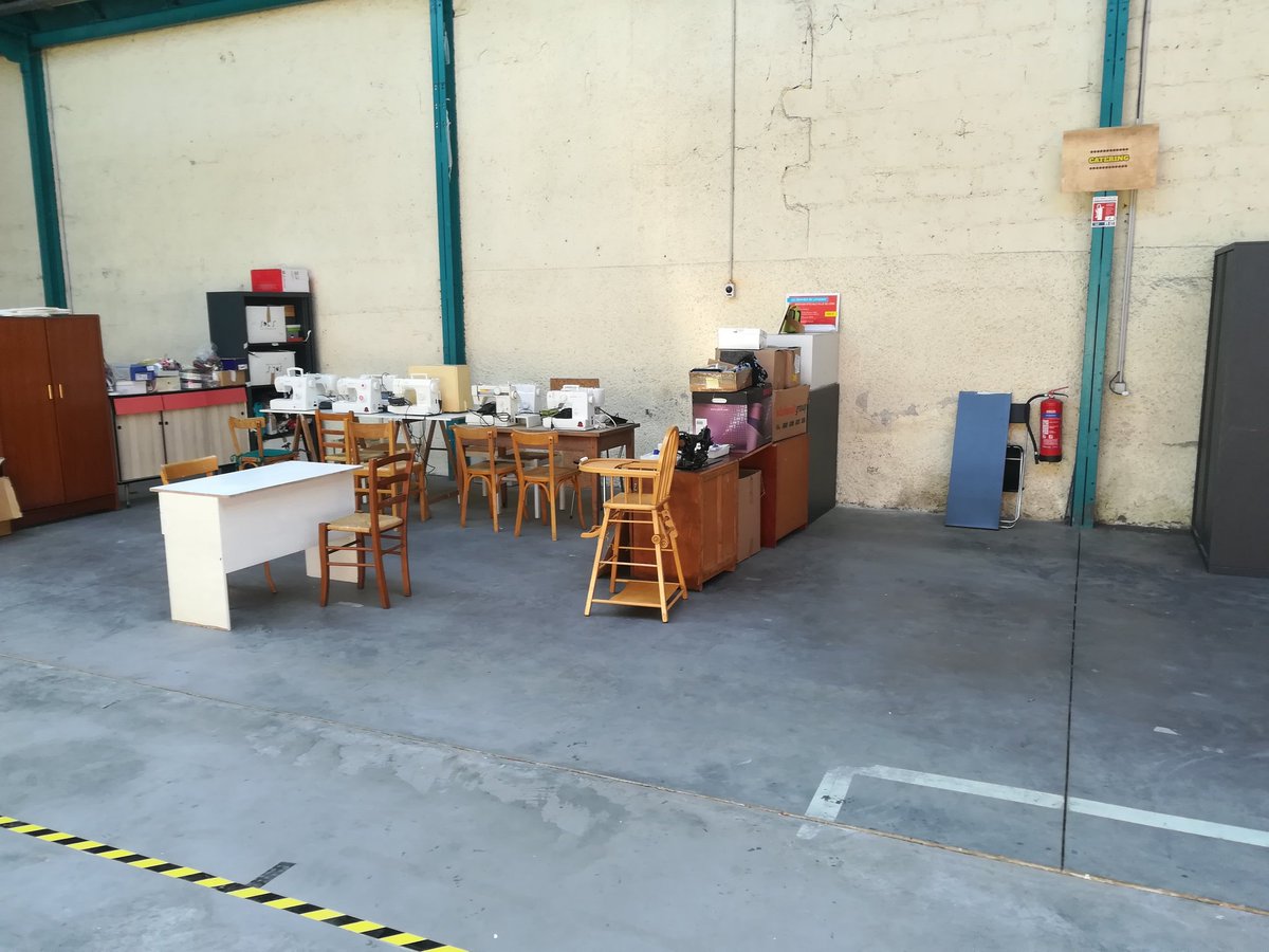 intermede's tweet photo. 1er porteur de projet #ESS arrivé  aux @HallesFaubourg dans la Manufacture avec @intermede : le Tissu Solidaire @TissuLe @floraaavm / installation en cours.. https://t.co/oGoEcWcU2S
