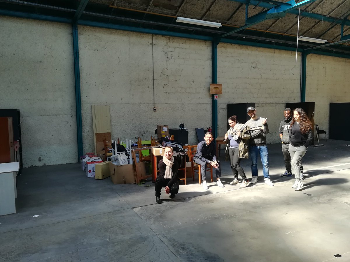 intermede's tweet photo. 1er porteur de projet #ESS arrivé  aux @HallesFaubourg dans la Manufacture avec @intermede : le Tissu Solidaire @TissuLe @floraaavm / installation en cours.. https://t.co/oGoEcWcU2S