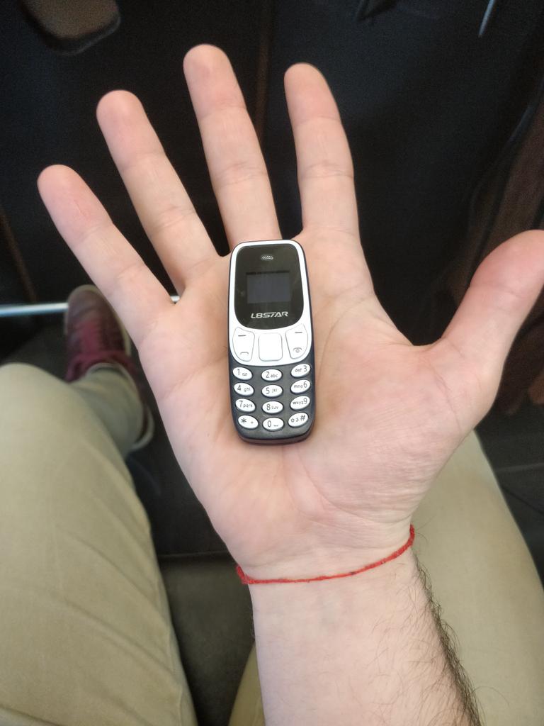 EdouardPerrin's tweet photo. My hairdresser was so proud to show me is new phone that he insisted that I take the picture https://t.co/VBOb0kvJ46