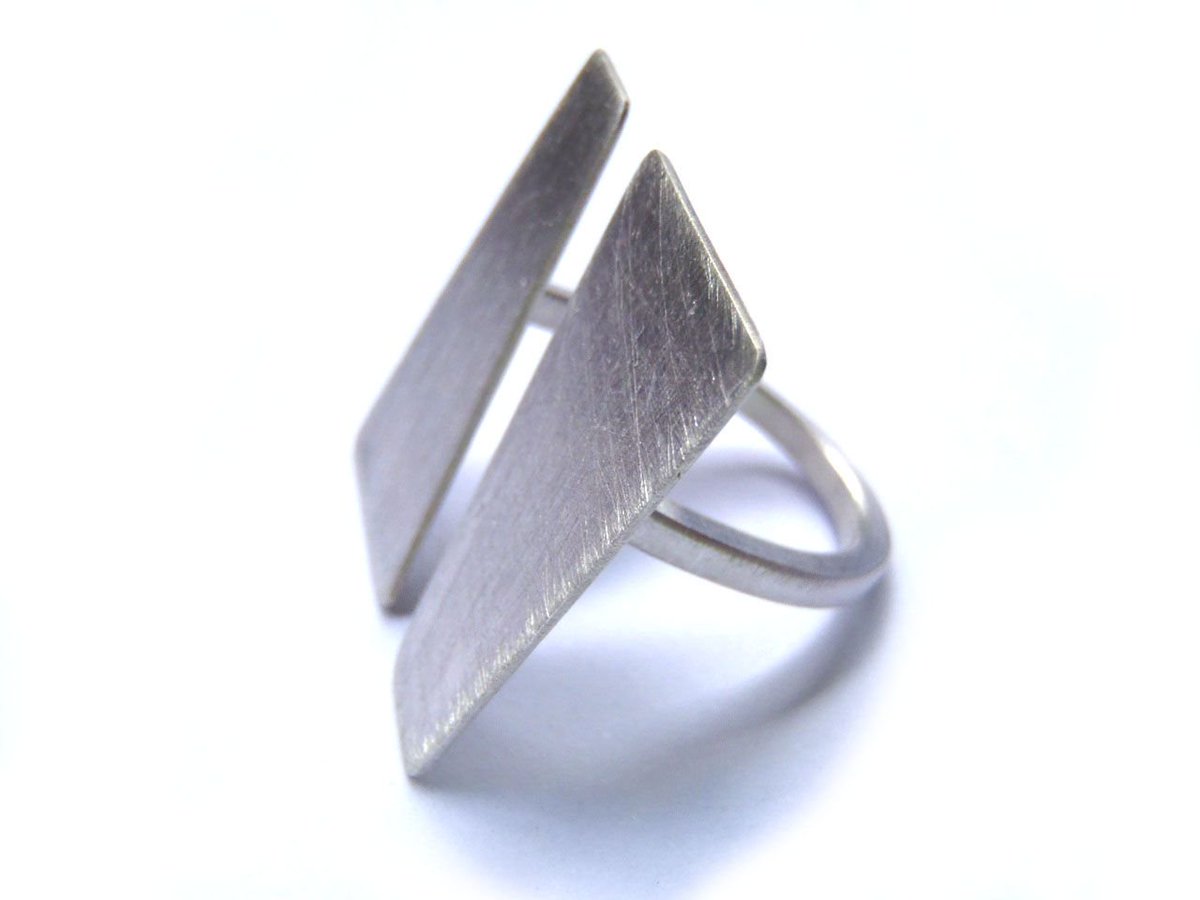 dikua_jewelry's tweet image. Parallel plans ring in brushed or blacked sterling! @dscvrd buff.ly/2UXD5qh #openring #designring #smallbusiness #shophandmade #slowgifts #modernring #designjewelry #modernjewelry #shopsmall #minimaljewelry #shophandmade #minimalring #designring #ethicallymade #FairTrade