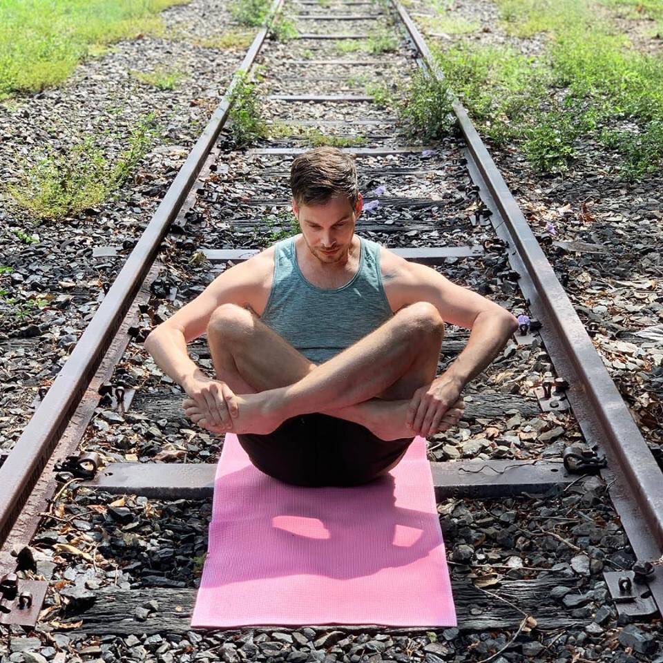 HOH4Pilates's tweet photo. Day 28 for #marchmatness: #seal and #crab. 
Founder of https://t.co/A3NtRh2Msu &amp; 360 degrees Pilates, @BenjDegenhardt, demonstrates these two exercises developed by Joseph H. Pilates ... while posing on railroad tracks in Bangalow, New South Wales, Australia!

#marchmatness2019 https://t.co/0K5b1j6EqG