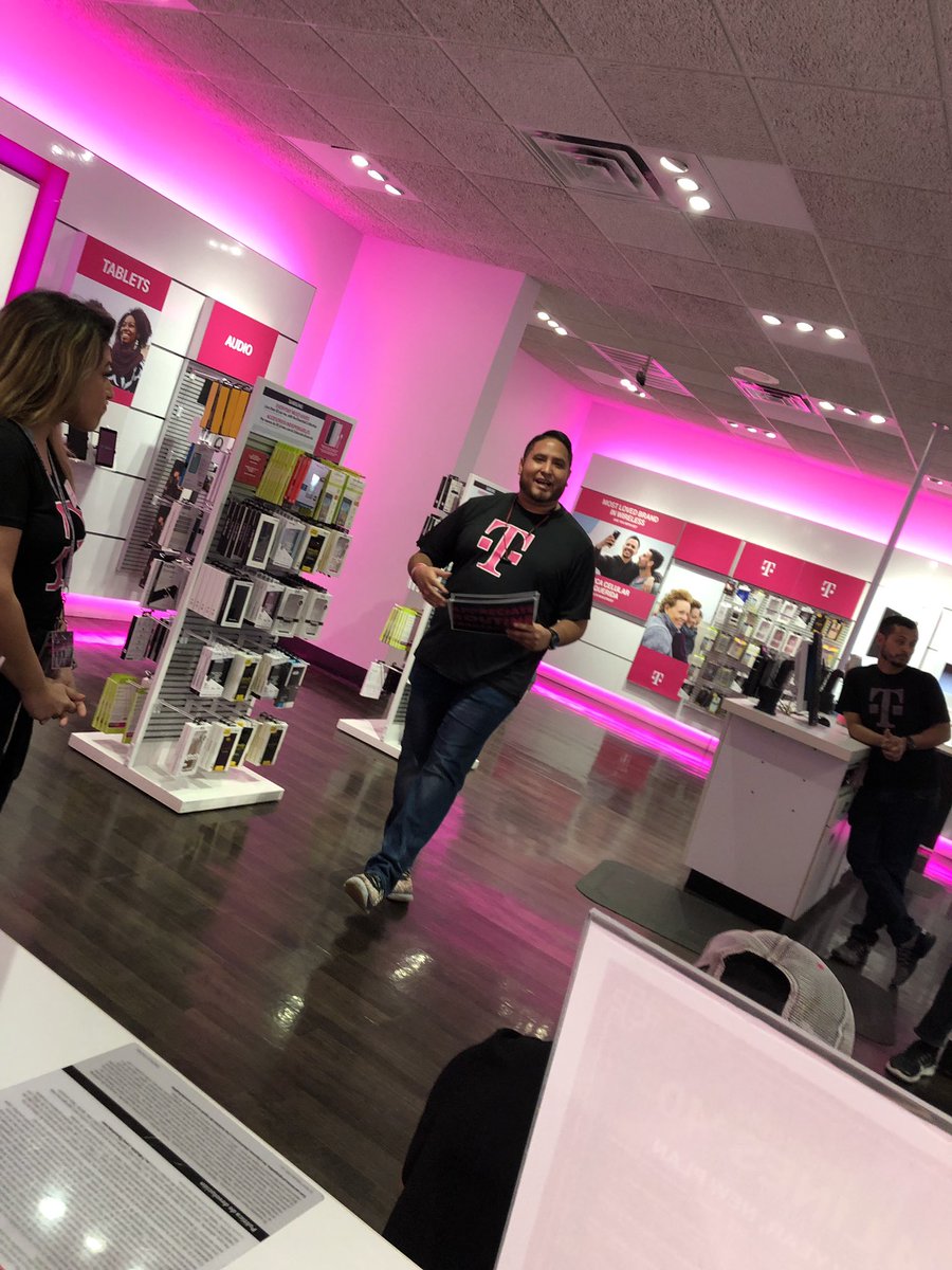 RozeOliva's tweet photo. March’s Uncarrier Academy for TXVS complete, Great job to our LDP Participants ! @RubyD1019 @Temo_Uncarrier  @lpena0890 @sidney_orive @Dsolano1023 #FrontlineFirst #Magenta #TMobile https://t.co/hwLLjTw0Vw