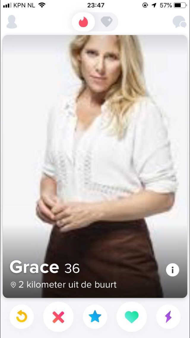 Je staat op #Tinder’, zei iemand eind vorig jaar tegen mij..... Ene ‘Grace’ gaf zich voor mij uit. Omdat het een persfoto is kon jurist er achter aan. Antwoord Tinder: ‘we kunnen dat account niet (meer) vinden’. Toch werd ik pas weer aangesproken. Geef gil als je ‘mij’ ziet!