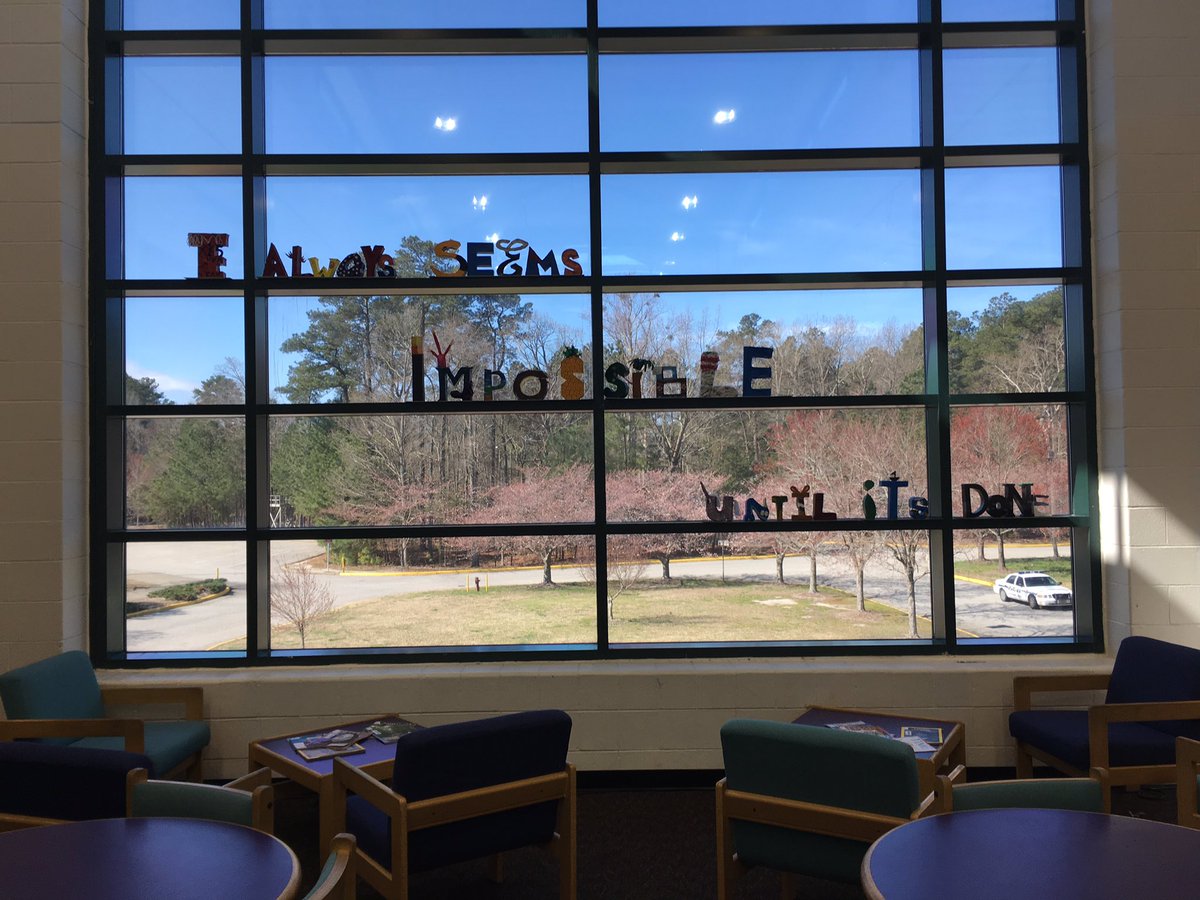 Megan_HSLib's tweet photo. Amazing art installation in our high school library! So excited @WoodsideLMC @LibrariansNnps #WsHSMag #NNPSproud https://t.co/mmCkPsg30g