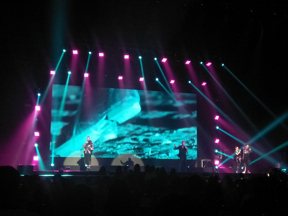 ken_shinbi's tweet photo. ดูคอนฯนี้ น้ำตาจะไหล สมัยเพลงเฮียๆ เราเพิ่งป.5 เองดันร้องได้หมด 25 ปีแล้วหรือนี่ #โรแนนลุงไม่แก่เลย

#BoyzoneConcert
#Boyzoneliveinbangkok 
#boyzone https://t.co/OfmGovdhgx
