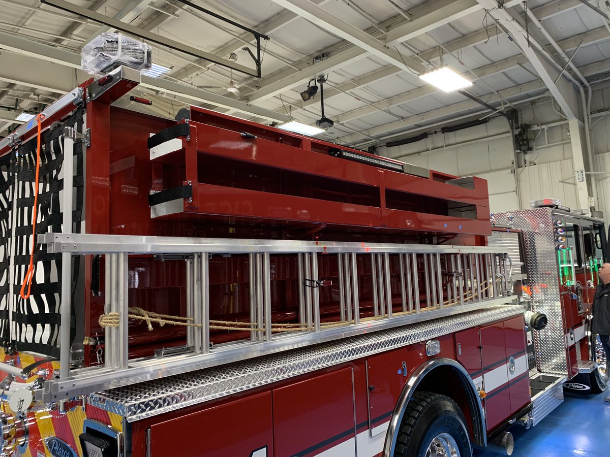 RickyRileyTT's tweet image. Checking out this rig from Elizabethville, PA. @PierceMfg Nice #lowhosebed with 1000 gallons of water. Busy front bumper, and fresh idea for hard sleeve storage and removal. An all around nicely designed rig. @FireApparatus1 @TTraining