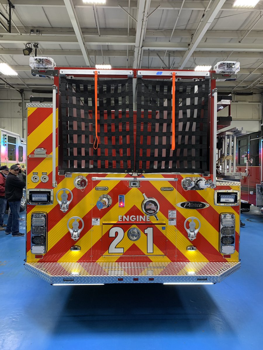 RickyRileyTT's tweet image. Checking out this rig from Elizabethville, PA. @PierceMfg Nice #lowhosebed with 1000 gallons of water. Busy front bumper, and fresh idea for hard sleeve storage and removal. An all around nicely designed rig. @FireApparatus1 @TTraining