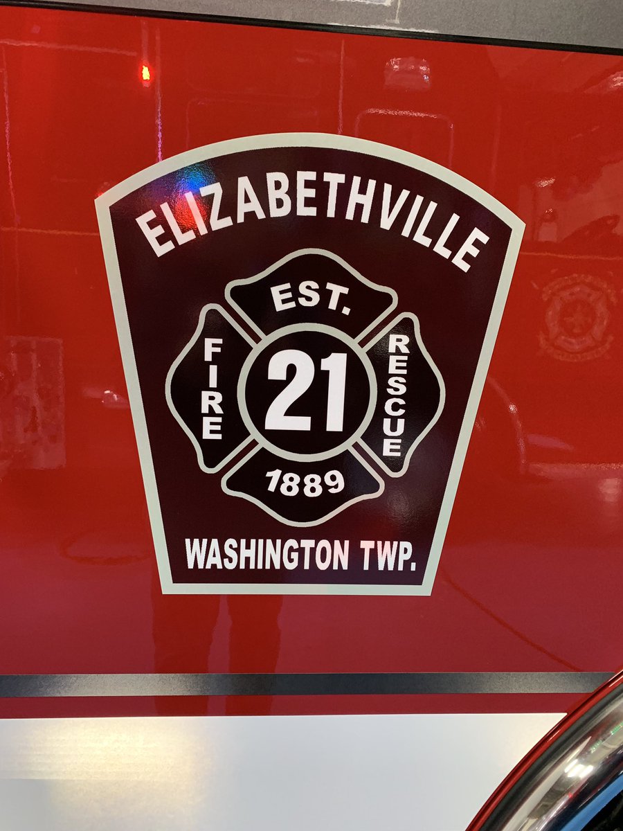 RickyRileyTT's tweet image. Checking out this rig from Elizabethville, PA. @PierceMfg Nice #lowhosebed with 1000 gallons of water. Busy front bumper, and fresh idea for hard sleeve storage and removal. An all around nicely designed rig. @FireApparatus1 @TTraining