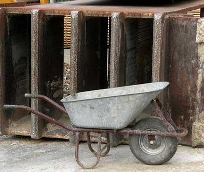 Volgens het #INGEconomischBureau prijst de bouwsector zich op de lange termijn uit de markt als bouwers niet gaan #innoveren. Lees het in de publicatie "Bouw digitaliseert maar industrialiseert nauwelijks".
Bron: <a href="/CobouwNL/">Cobouw</a> 
cobouw.nl/bouwbreed/nieu…